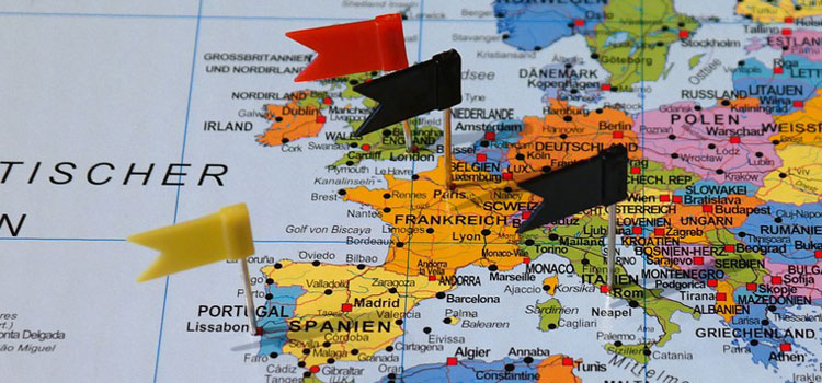 Landkarte Westeuropa mit Flaggen auf England, Frankreich, Italien und Portugal