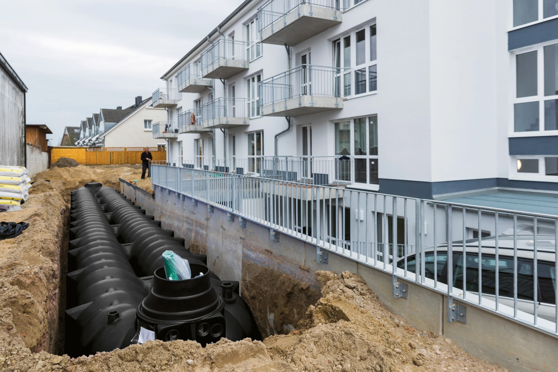 Einbau einer unterirdischen Kunststoffzisterne fÃ¼r die Regenwassernutzung